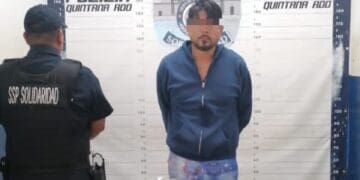 Policía Municipal de Solidaridad tras atender un llamado de auxilio, aseguró a un sujeto por el posible delito de robo en el fraccionamiento Quinta del Carmen