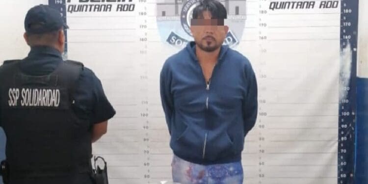 Policía Municipal de Solidaridad tras atender un llamado de auxilio, aseguró a un sujeto por el posible delito de robo en el fraccionamiento Quinta del Carmen