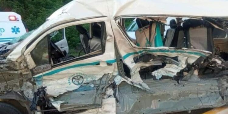 Taxistas de Playa del Carmen niegan sobrecupo en van involucrada en accidente del fin de semana