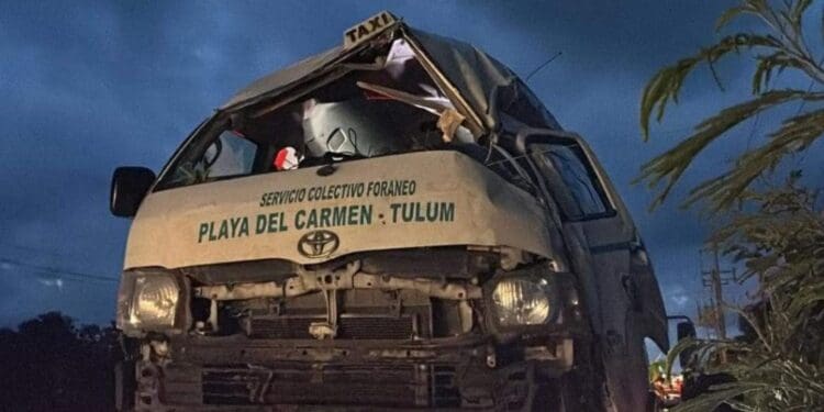 Vuelca van en la vía de Playa del Carmen a Tulum luego que le explotara una llanta; hay varios lesionados