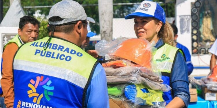 Protege Lili Campos a trabajadores de Servicios Públicos