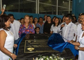 Reconocen a luchador social con placa conmemorativa en estadio de béisbol