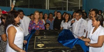 Reconocen a luchador social con placa conmemorativa en estadio de béisbol