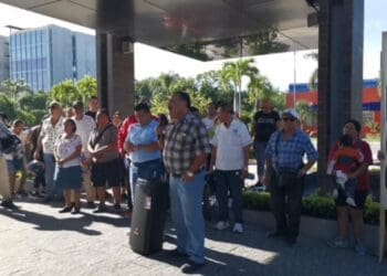 "Chano" Toledo se manifiesta en Playa del Carmen contra CFE y los parquímetros