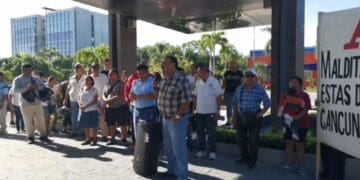 "Chano" Toledo se manifiesta en Playa del Carmen contra CFE y los parquímetros