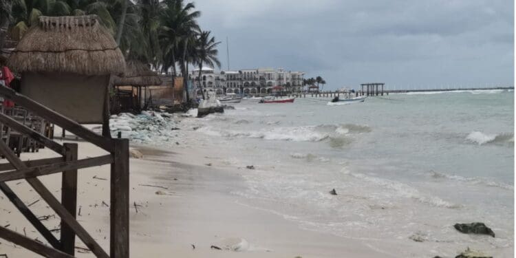 Frente frío provoca puerto cerrado, lluvias y bajas temperaturas en Playa del Carmen
