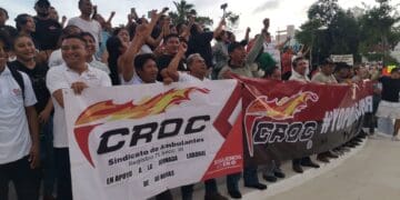 Miles de trabajadores marchan en Playa del Carmen a favor de la jornada de 40 horas