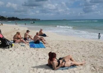 Playa del Carmen luce costas impecables y sin sargazo; la gente disfruta de playas limpias