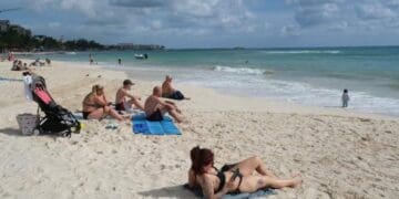 Playa del Carmen luce costas impecables y sin sargazo; la gente disfruta de playas limpias
