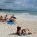 Playa del Carmen luce costas impecables y sin sargazo; la gente disfruta de playas limpias