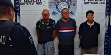 Policía Municipal de Solidaridad aseguró a 3 sujetos con un arma de fuego, 10 cartuchos útiles, una chamarra con la leyenda “Policía Municipal Solidaridad” y más de 50 dosis de posibles drogas