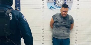 Policía Municipal de Solidaridad frustra robo en farmacia y asegura a sujeto que pretendía huir