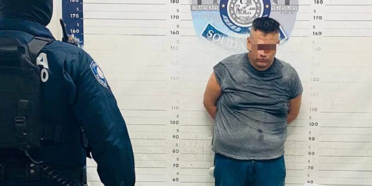 Policía Municipal de Solidaridad frustra robo en farmacia y asegura a sujeto que pretendía huir