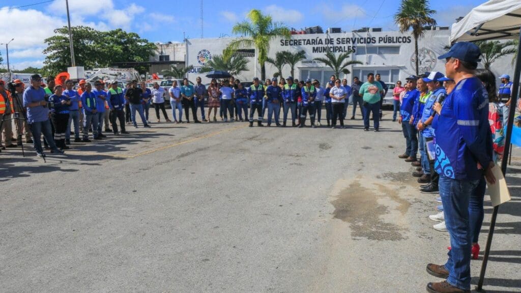Protege Lili Campos a trabajadores de Servicios Públicos