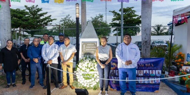 Recuerdan a personal que ha fallecido con un monumento de honor