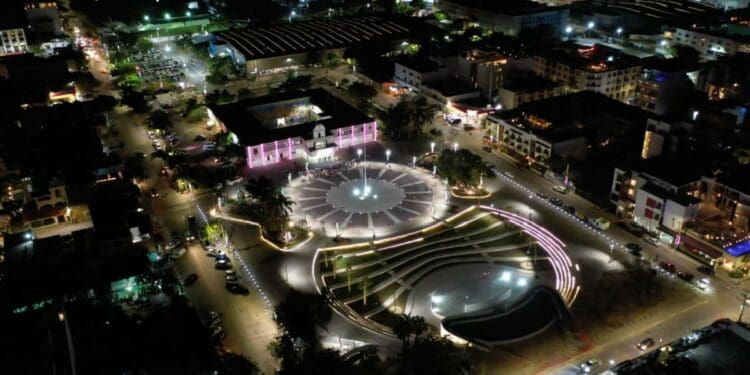 ¡Luce espectacular y renovada! La Plaza 28 de julio, ícono de Playa del Carmen