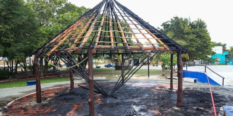 Descuido provoca incendio en palapa de un parque