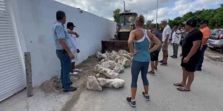 Autoridades retiran piedras que obstruían el acceso a Xcalacoco en Playa del Carmen