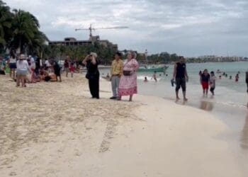 Bajas temperaturas no ahuyentan a los bañistas de las costas de Playa del Carmen