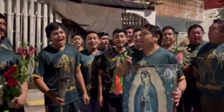 Cientos de fieles de la virgen de Guadalupe acuden a la iglesia de la Colosio de Playa del Carmen