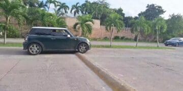 LadyTopes: Coloca señora "tope-barda" en Playa del Carmen que daña cientos de vehículos