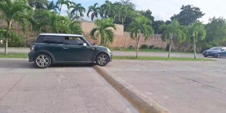 LadyTopes: Coloca señora "tope-barda" en Playa del Carmen que daña cientos de vehículos