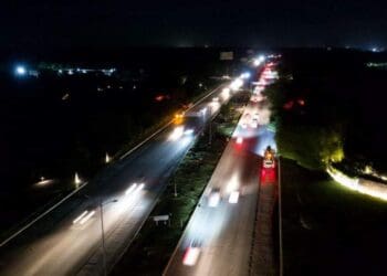 Playa del Carmen iluminada; comenzó la instalación de 160 postes y 320 lámparas en los accesos al destino