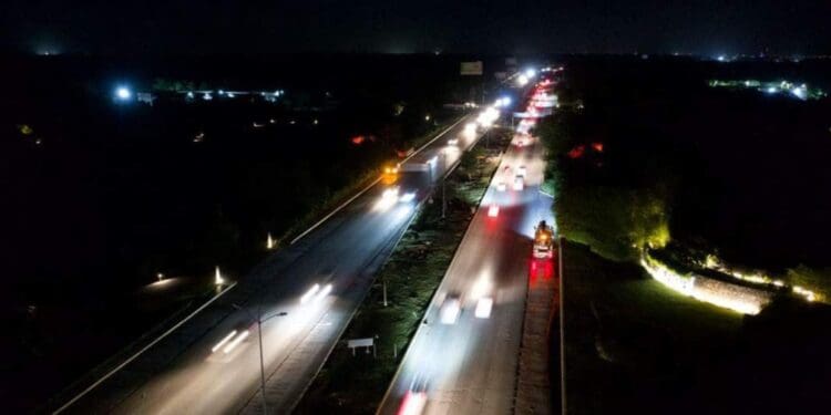 Playa del Carmen iluminada; comenzó la instalación de 160 postes y 320 lámparas en los accesos al destino