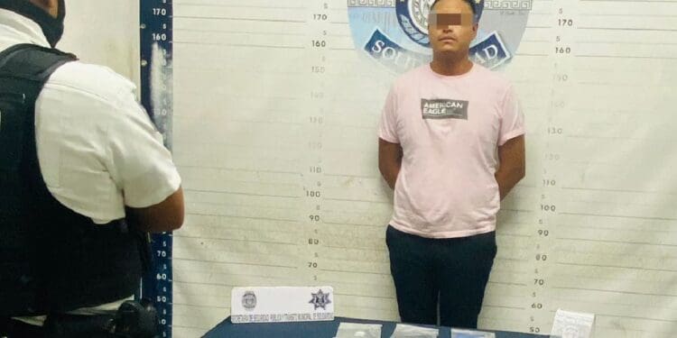 Policía municipal de Solidaridad detiene a una persona en posesión de posibles narcóticos