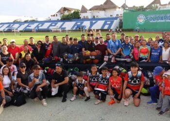 Promotores y entrenadores deportivos solidarenses reciben material deportivo de la CODEQ