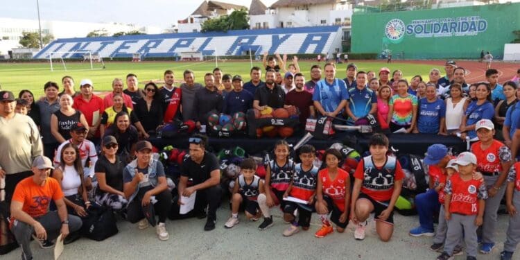 Promotores y entrenadores deportivos solidarenses reciben material deportivo de la CODEQ