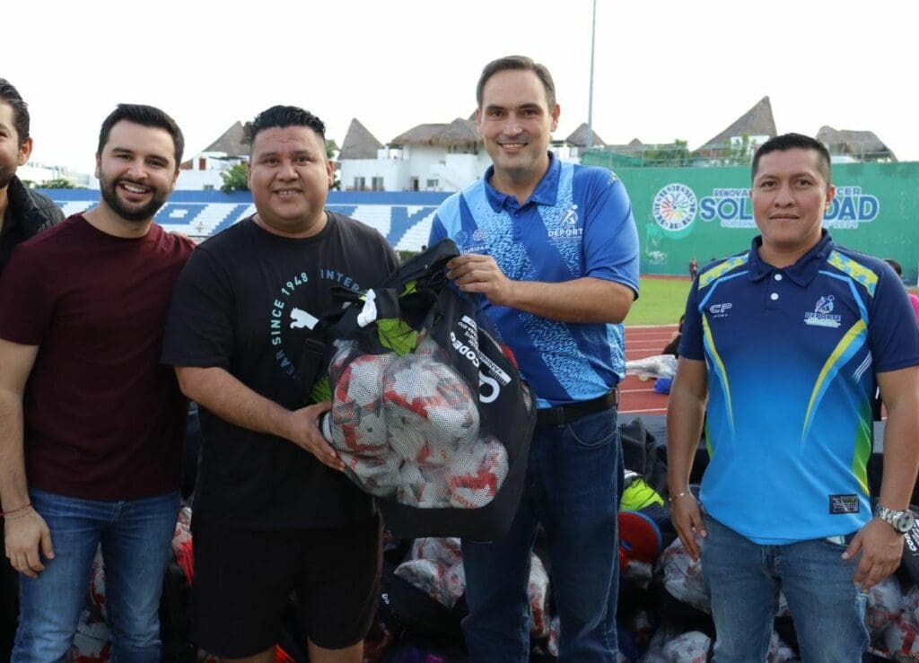 Promotores y entrenadores deportivos solidarenses reciben material deportivo de la CODEQ