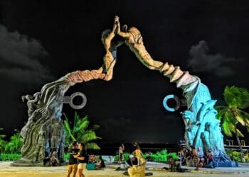 Show de luces y conteo regresivo desde el Portal Maya de Playa del Carmen para recibir el 2024