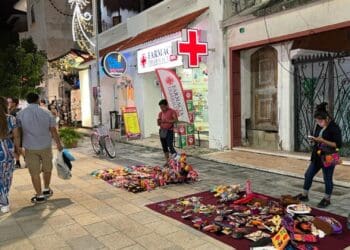 Ambulantes se siguen instalando en primer cuadro de Playa del Carmen sin tener permisos, alerta regidor