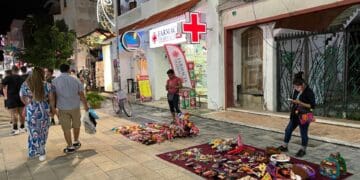 Ambulantes se siguen instalando en primer cuadro de Playa del Carmen sin tener permisos, alerta regidor