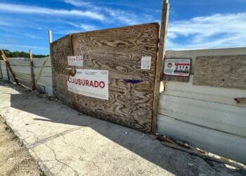 Gobierno municipal clausura gasolinera para garantizar seguridad de menores