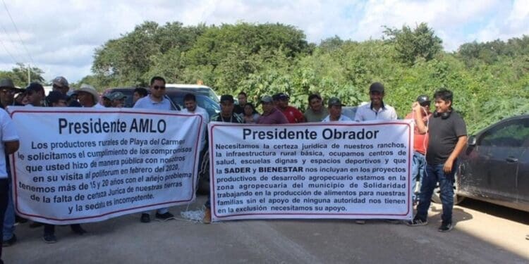 Habitantes de comunidades bloquean acceso a proveedores del Tren Maya en Playa del Carmen