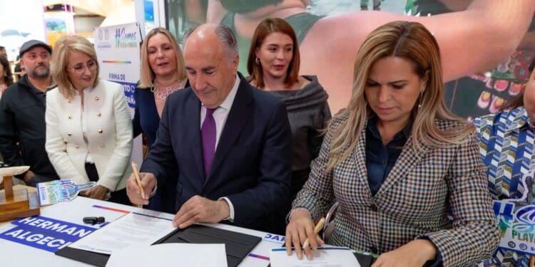 Lili Campos firma el hermanamiento de Playa del Carmen con Algeciras, tierra natal de Paco de Lucía