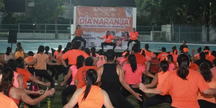 Realizan con éxito la mega clase “Día Naranja: Bailando contra la violencia”