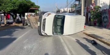 Vuelca van que trasladaba turistas extranjeros en Constituyentes con 40 en Playa del Carmen
