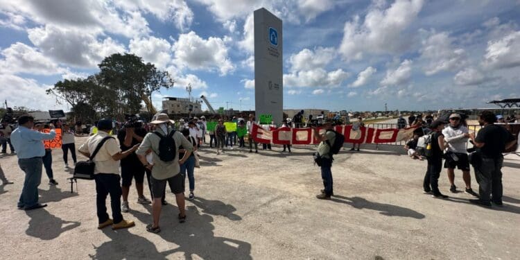 Activistas tuvieron que retirar manifestación pacífica en inauguración del tramo 5 del Tren Maya para evitar agresiones