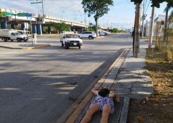 Captan a joven a quien le ganó el sueño a un lado de la carretera federal 307 en Playa del Carmen