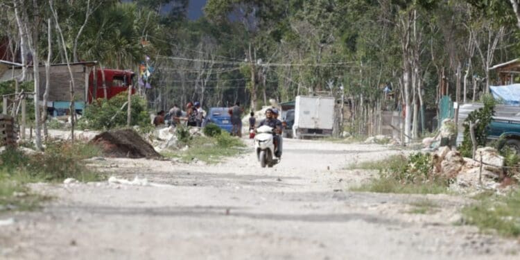 Dan mantenimiento a caminos rurales de Playa del Carmen; se buscan recursos para su pavimentación