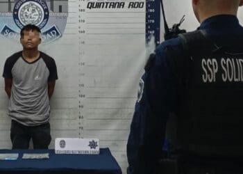 Detienen a sujeto en Playa del Carmen que intentó pasar droga a parque temático; se disfrazó de trabajador