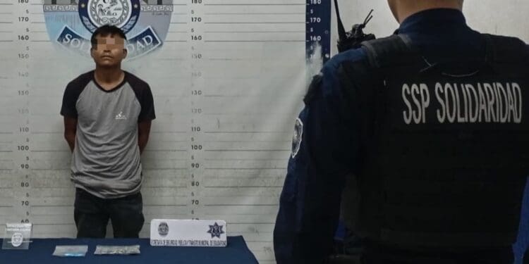 Detienen a sujeto en Playa del Carmen que intentó pasar droga a parque temático; se disfrazó de trabajador