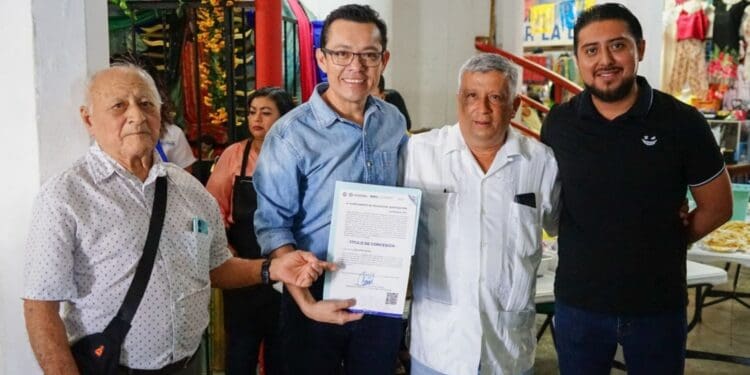 Entregan concesiones del mercado “Diana Laura Riojas”