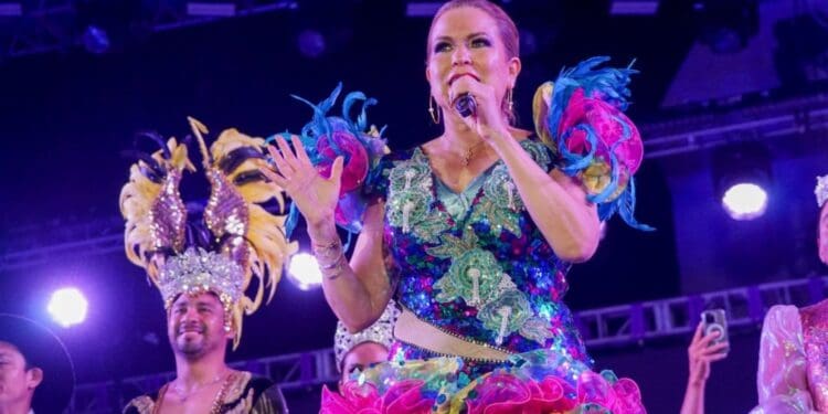 Exitoso carnaval; Lili Campos muestra el músculo y atrae hasta 22 mil personas por noche en Playa del Carmen