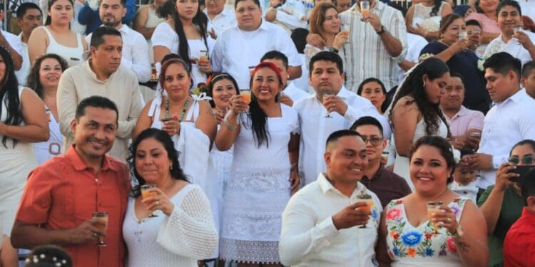 Formalizan su unión 302 parejas en bodas colectivas