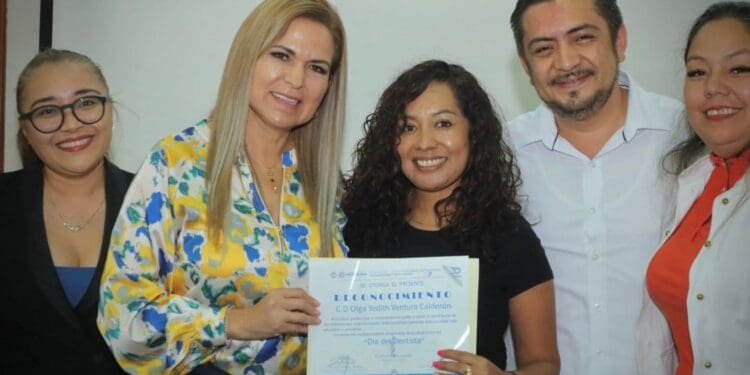 Lili Campos reconoce a odontólogos de Solidaridad