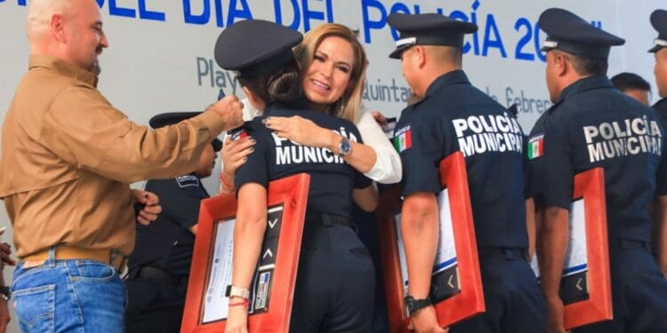 Lili Campos reconoce labor de policías de Solidaridad